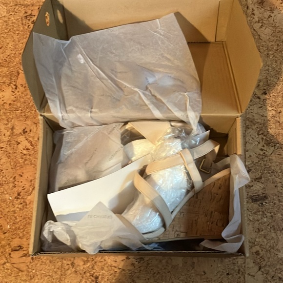 Brand new in box! Le chateau wedge heel - Picture 4 of 4